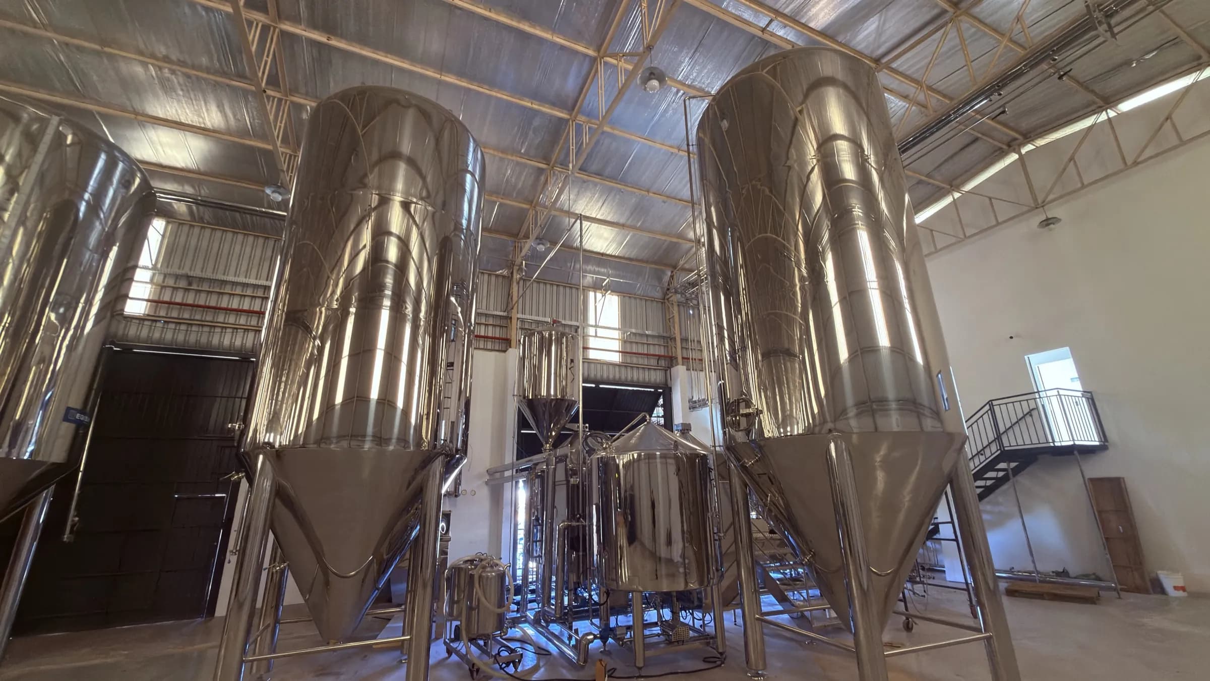 Fermentadores de inox da IMDM, a fábrica da Mel do Malte em Cascavel